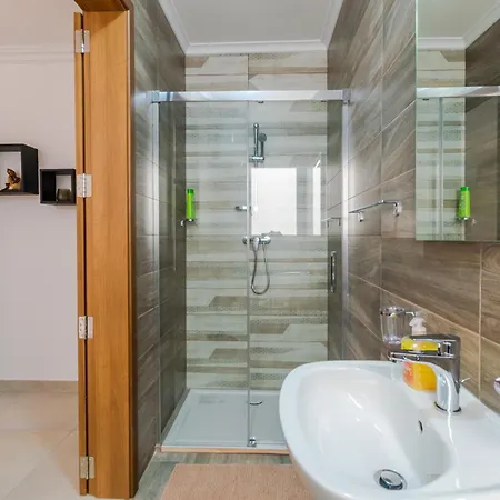 Brand New 3 Bdr 2 Bth B10 Apartment *