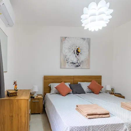 Brand New 3 Bdr 2 Bth B10 Apartament