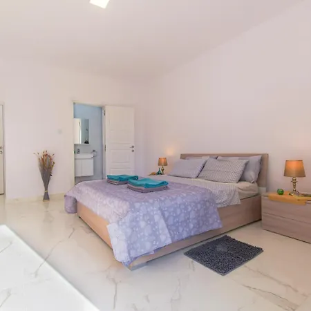 Brand New 3 Bdr 2 Bth B10 شقة