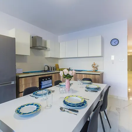 Apartman Brand New 3 Bdr 2 Bth B10